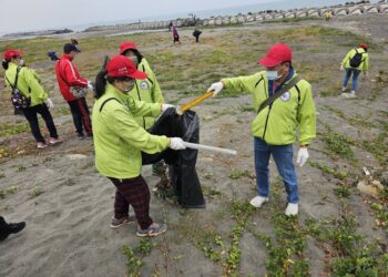 高雄市救國團青年節「南、北淨灘連線活動」-助力海洋環境保護