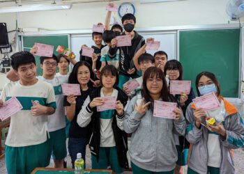 退休禮轉為偏鄉情，師生共譜感人故事-陳素萍老師帶領壽山國中十四位學生，回饋社會獻出愛心