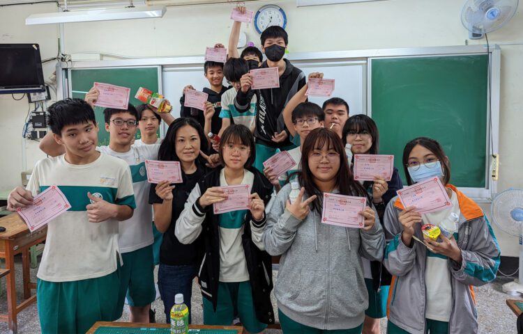 退休禮轉為偏鄉情,師生共譜感人故事 陳素萍老師帶領壽山國中十四位學生,回饋社會獻出愛心 退休禮轉為偏鄉情,師生共譜感人故事-陳素萍老師帶領壽山國中十四位學生,回饋社會獻出愛心