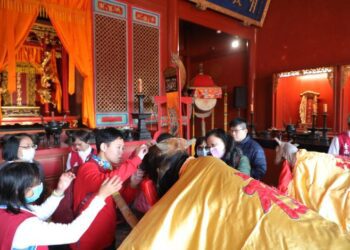 113年春季孔子釋奠大典黃偉哲任正獻官-典禮後民眾拔智慧毛