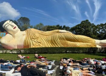 全台最大關西臥佛在六福村-佛滅日桃竹苗鄉親百人朝聖吉祥臥-兒童連假未滿6歲入園免費玩