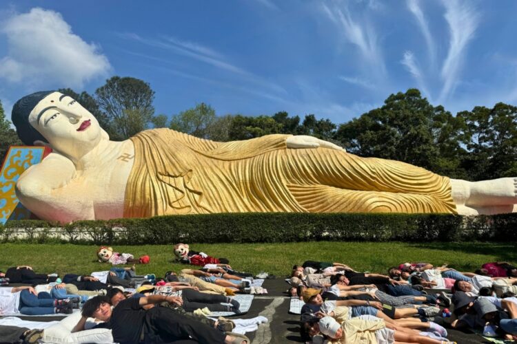 全台最大關西臥佛在六福村 佛滅日桃竹苗鄉親百人朝聖吉祥臥 兒童連假未滿6歲入園免費玩 全台最大關西臥佛在六福村-佛滅日桃竹苗鄉親百人朝聖吉祥臥-兒童連假未滿6歲入園免費玩