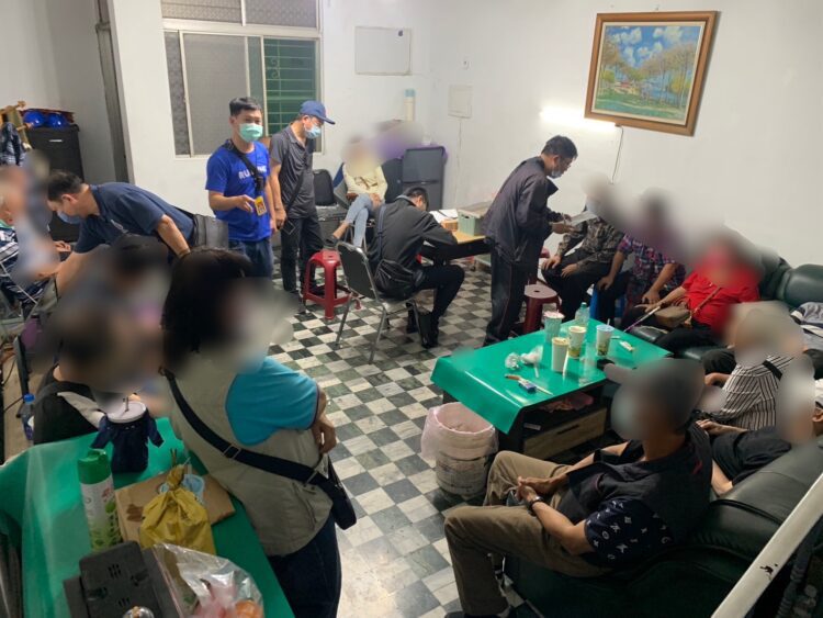 賭場隱身透天民宅 22名賭客被逮 賭場隱身透天民宅-22名賭客被逮