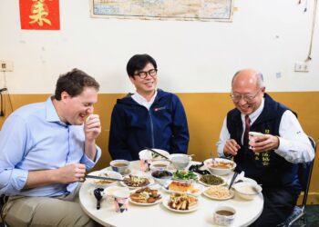 陳其邁帶路「美食會友」！與張子霖、奧正史大啖高雄在地麵食