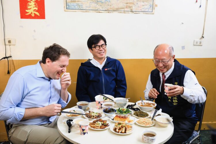 陳其邁帶路「美食會友」！與張子霖、奧正史大啖高雄在地麵食