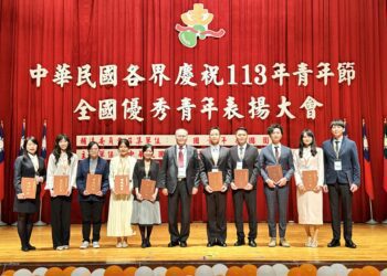 國際調飲神手郭植伶代表高雄市獲頒113年全國社會優秀青年