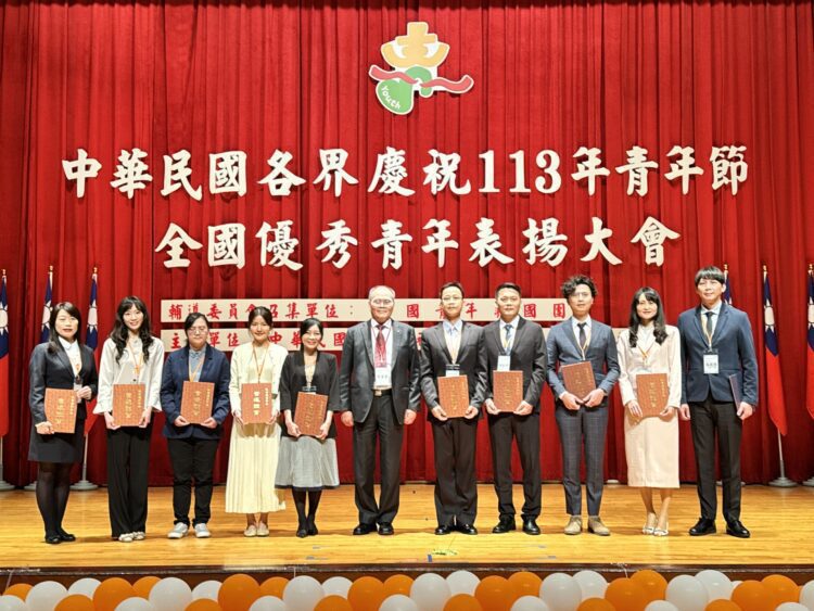 國際調飲神手郭植伶代表高雄市獲頒113年全國社會優秀青年 國際調飲神手郭植伶代表高雄市獲頒113年全國社會優秀青年