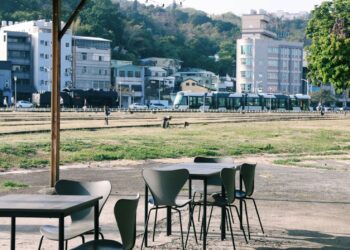 她看了高市青年局網站決定創業-幼教師在大草原中開了一間餐館