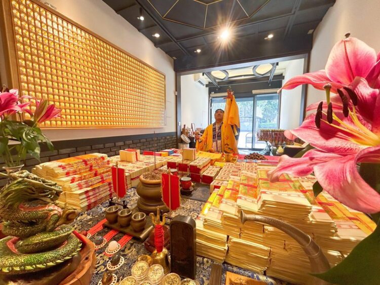 新竹財神殿 逾1500人「打財入庫」修補財庫