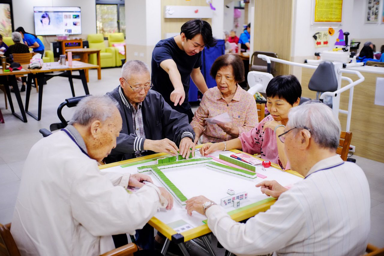 建立完善長照體系 青松健康提供長輩「有感照顧」