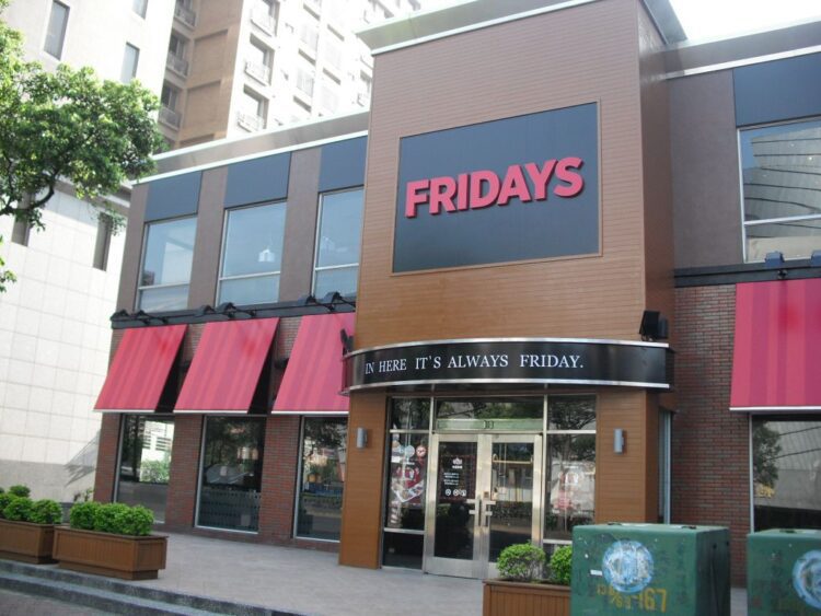 FRIDAYS 桃園店月底收攤　推桃園人專屬優惠揮別老友