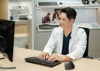 左撇子的福音！羅技推出左手專用人體工學垂直滑鼠 Logitech LIFT