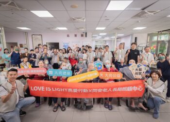 大亮建築亮愛行動 陪伴長輩玩園藝打造生態瓶