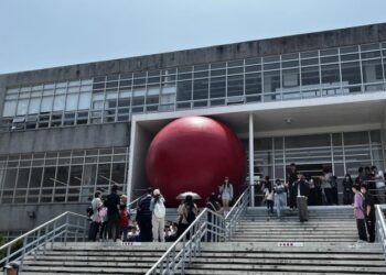 巨大紅球帶來視覺震撼-黃偉哲邀民眾重新行走認識臺南城市