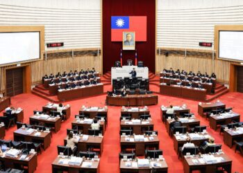 陳其邁赴議會進行施政報告-府會攜手帶領高雄飛向全世界