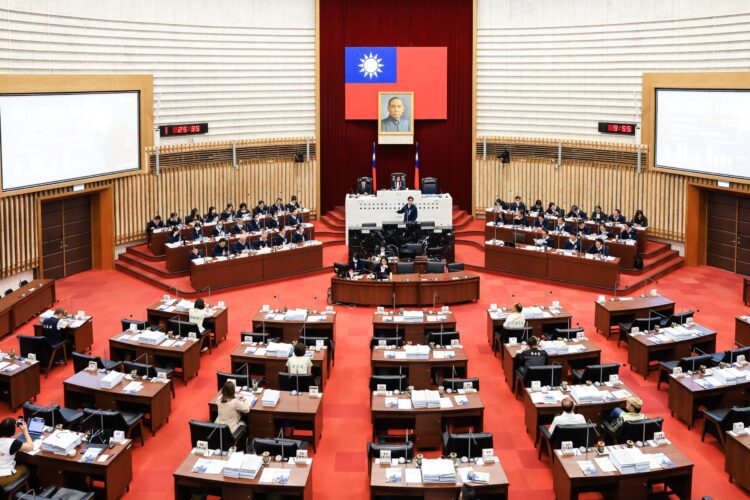 陳其邁赴議會進行施政報告 府會攜手帶領高雄飛向全世界 陳其邁赴議會進行施政報告-府會攜手帶領高雄飛向全世界