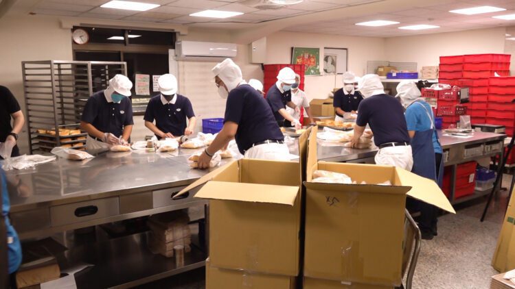 強震-慈濟多地合作送暖-(方師傅)2000多個麵包午夜抵達