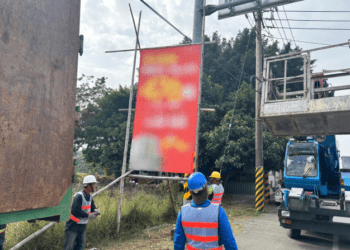 維護道路及用路人安全，臺南市加強拆除占用道路違規廣告