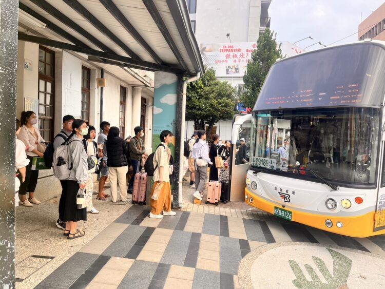 收假避塞車 搭客運省荷包 收假避塞車-搭客運省荷包