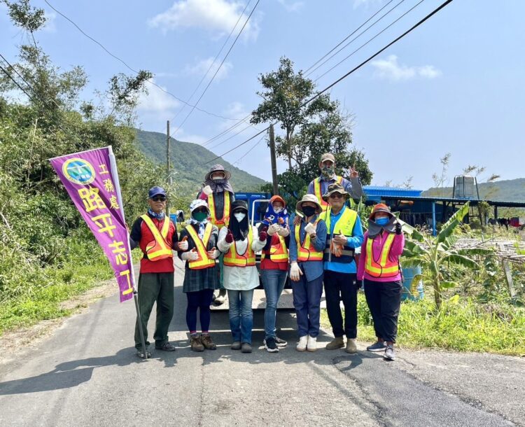 曬出古銅色驕傲! 滿州路平志工揮汗身影 成朝陽中閃耀風景 曬出古銅色驕傲!-滿州路平志工揮汗身影-成朝陽中閃耀風景