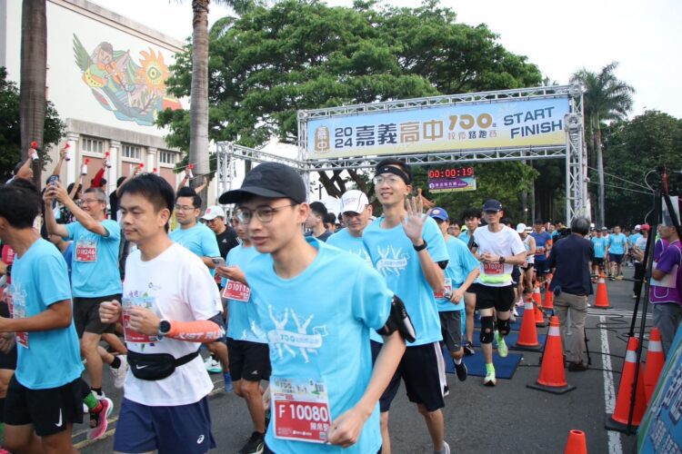 嘉義高中歡慶100週年校慶 逾2千跑者齊跑 嘉義高中歡慶100週年校慶-逾2千跑者齊跑