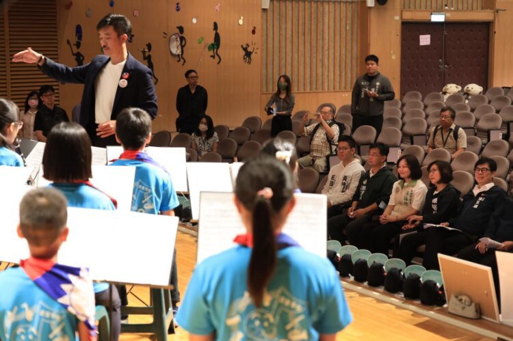 陳其邁訪前金國小嘉勉管樂團學童勇奪「金牌獎」 並訪視身障學生課後照顧專班 陳其邁訪前金國小嘉勉管樂團學童勇奪「金牌獎」-並訪視身障學生課後照顧專班