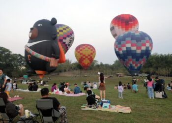 西拉雅森活節登場-一早就見隊伍準備搭乘體驗熱氣球