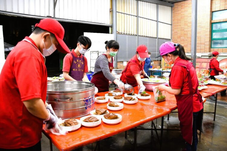 臺南400‧流動的盛宴─來辦桌 加丁師辦桌宴席兄弟同心,家族協力,成為香科廟會常勝軍 臺南400‧流動的盛宴─來辦桌-加丁師辦桌宴席兄弟同心,家族協力,成為香科廟會常勝軍