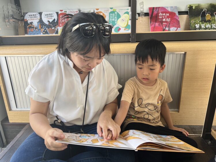 我和我的閱讀藍圖 市集超吸睛中市7部行動書車圈粉成打卡熱點 我和我的閱讀藍圖-市集超吸睛中市7部行動書車圈粉成打卡熱點