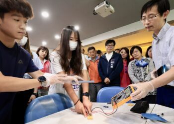 陳其邁至左營高中視察半導體數位產業先修課程