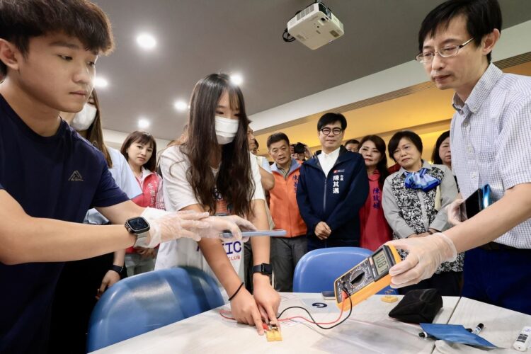 陳其邁至左營高中視察半導體數位產業先修課程