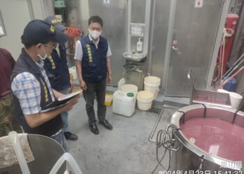 鳳山保健食品工廠偷排血紅色廢水-環保局依法開罰並限期改善