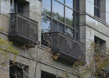 警告住戶勿丟菸蒂無效　惡鄰改丟「這生物」　網友全嗨了：蔥薑蒜鍋子準備好了！