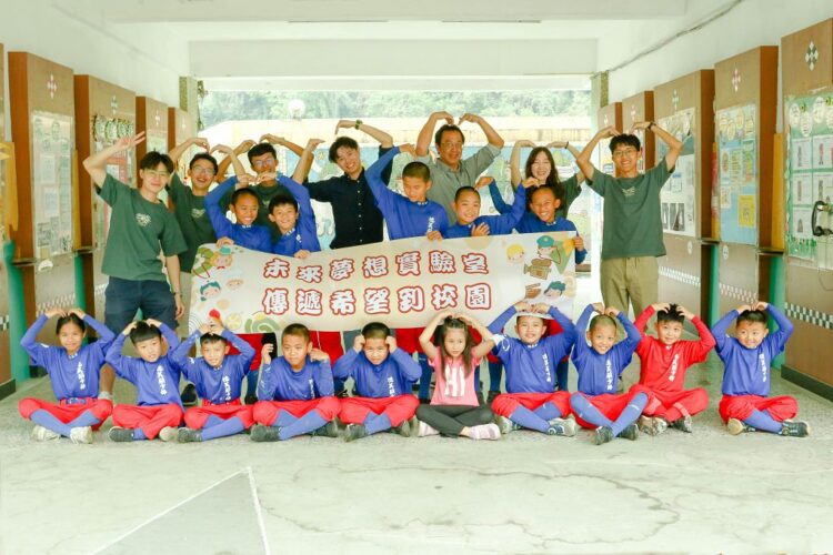 義診牙醫黃宇艇走進谷關 偕中國醫口衛隊宣導衛教 義診牙醫黃宇艇走進谷關 偕中國醫口衛隊宣導衛教