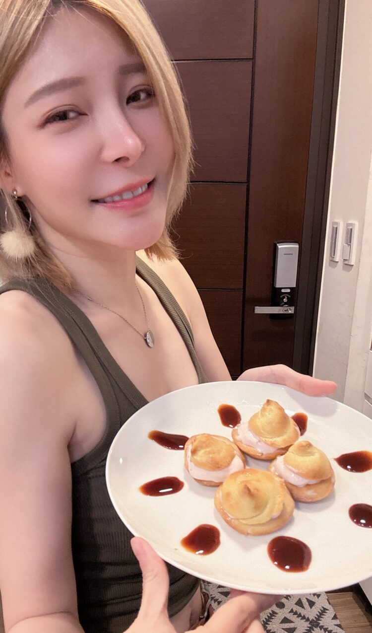 甄寰宮廷風v.s.粉紅芭比風 母親節玩創意料理 甄寰宮廷風v.s.粉紅芭比風 母親節玩創意料理