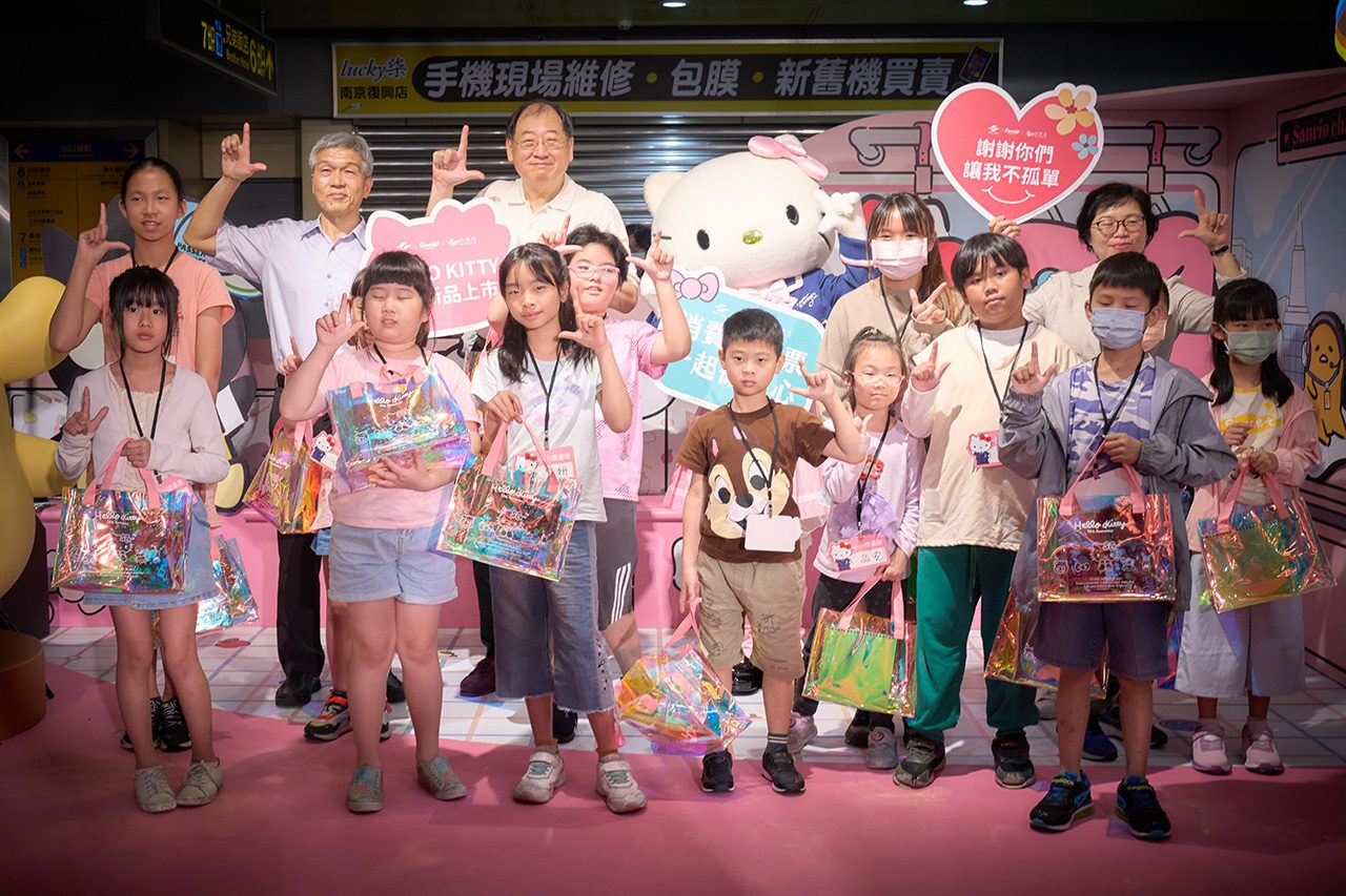 Hello Kitty彩繪列車化身立體悠遊卡 今開賣 Hello Kitty彩繪列車化身立體悠遊卡 今開賣