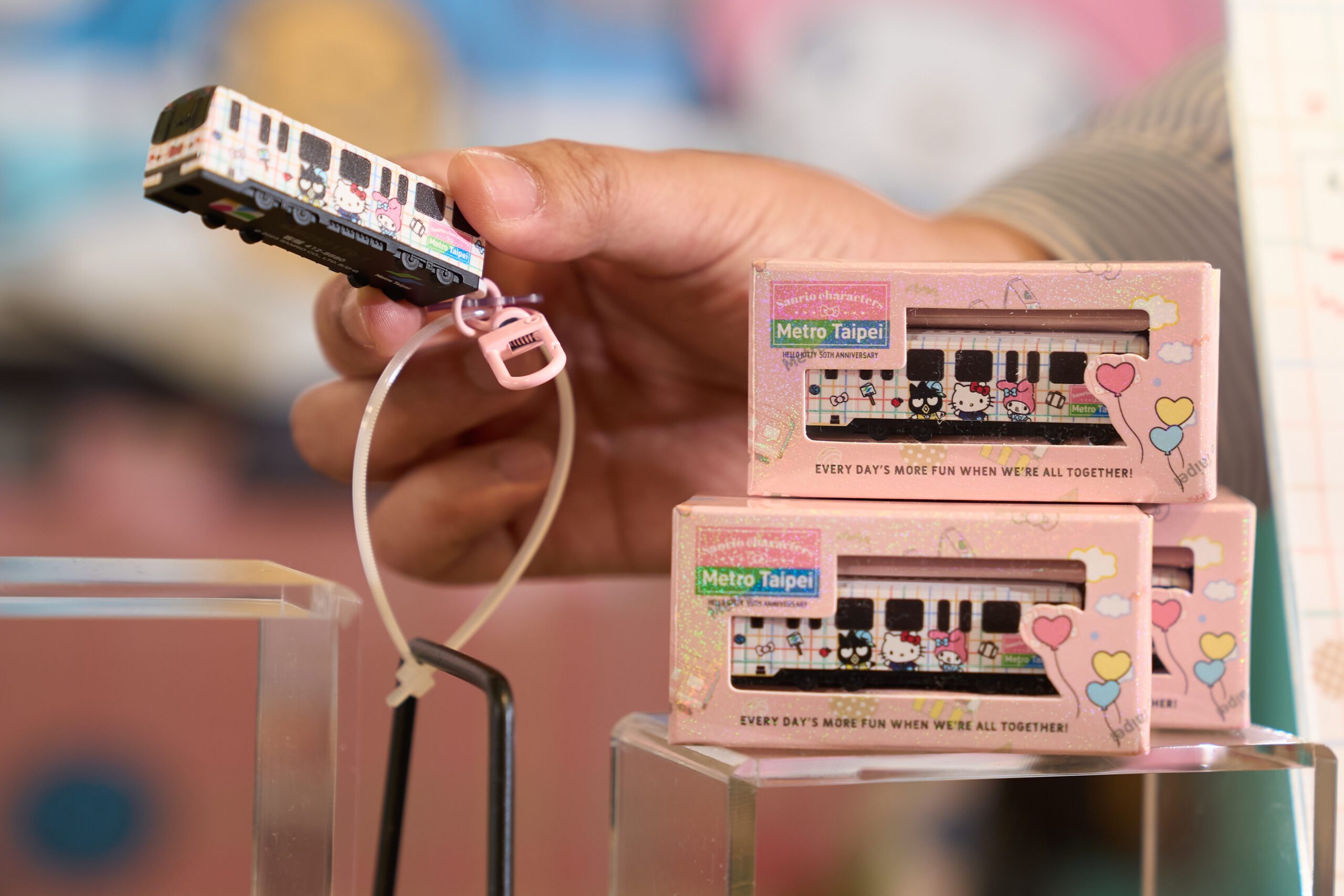 Hello Kitty彩繪列車化身立體悠遊卡 今開賣 Hello Kitty彩繪列車化身立體悠遊卡 今開賣