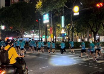 台北街頭近百人奔跑 關鍵原因曝光　