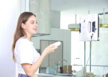 搭載兩大獨家專利　HOBOT 推出首款雙布振動擦窗機器人