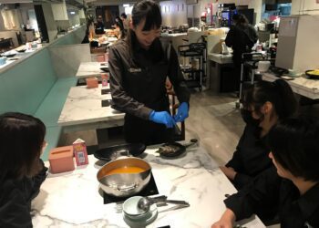 吃火鍋幫剝蝦 這一家餐廳服務滿點 吃貨網友推爆