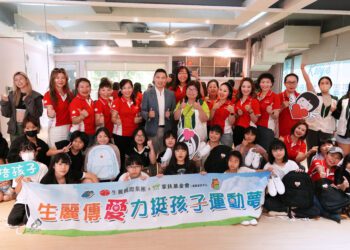 知名傳直銷集團參訪基隆家扶 暖心贈全新球鞋背包 助兒少實現運動夢想