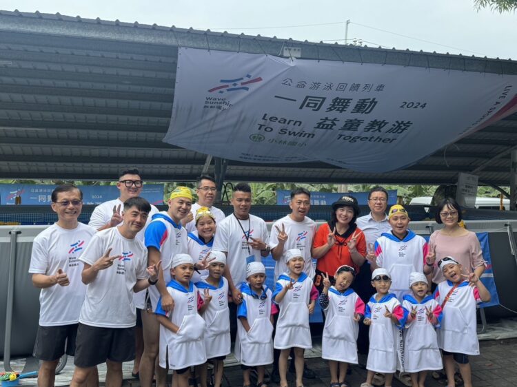 舞動游泳教學 學童樂翻天