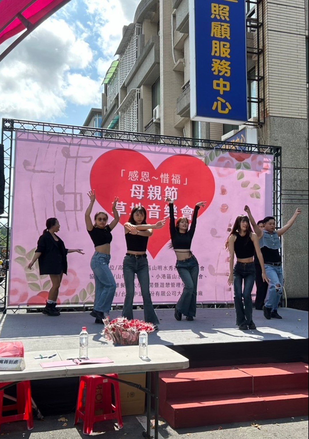 高雄餐旅大學社區服務學習，發揮所長 歡度母親節
