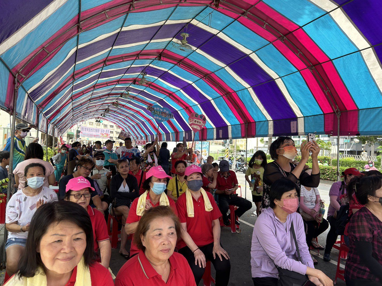 高雄餐旅大學社區服務學習，發揮所長 歡度母親節