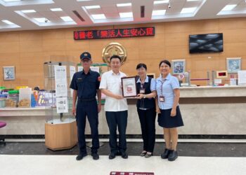 臺銀楠梓分行偕警阻詐近500萬！-楠梓警分局長親頒感謝狀