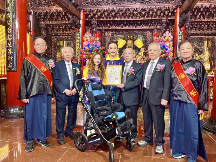 財團法人台北市松山慈祐宮 捐贈了十臺「輔具特製推車」幫助雷特氏症病友關懷協會 財團法人台北市松山慈祐宮-捐贈了十臺「輔具特製推車」幫助雷特氏症病友關懷協會