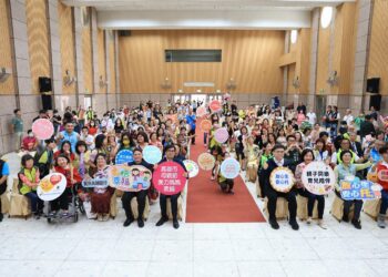 40位美力媽媽-參加「母親節美力媽媽」典禮接受頒獎