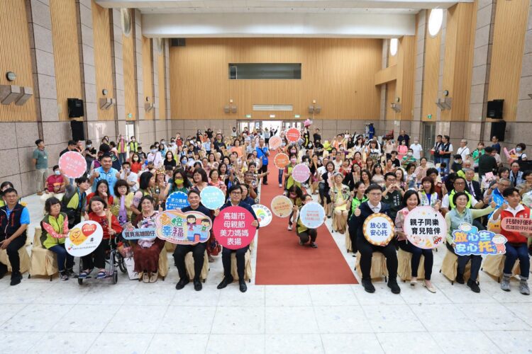 40位美力媽媽 參加「母親節美力媽媽」典禮接受頒獎 40位美力媽媽-參加「母親節美力媽媽」典禮接受頒獎