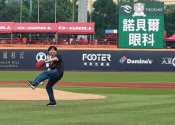 諾貝爾眼科張朝凱醫師擔任天母球場開球嘉賓-聚焦眼睛健康與運動