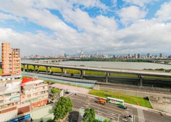 「僅一橋距離」單價差距可達20萬！新北老公寓買氣爆量